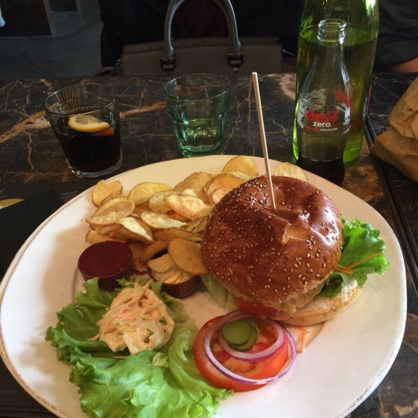Per gustare un ottimo hamburger american style (anche in versione vegetariano) in una location dal design vintage! Consigliato anche il brunch della domenica. 🔝