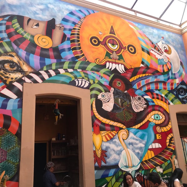 El diseño adornado con motivos mexicanos,  alebrijes y un gran mural hacen agradable el lugar para desayunar en compañía de un café ☕️ .El Omelette de San Antonio muy rico y altamente recomendable.