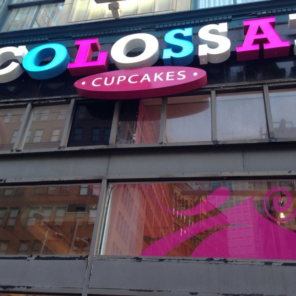 รูปภาพถ่ายที่ Colossal Cupcakes โดย Ernesto P. เมื่อ 8/31/2013