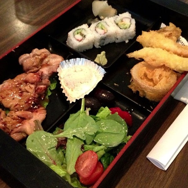 Снимок сделан в Umi Sushi пользователем Andrew d. 12/5/2012.