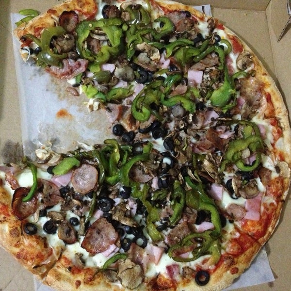 Foto diambil di Joe&#39;s Place Pizza &amp; Pasta oleh James L. pada 3/8/2013