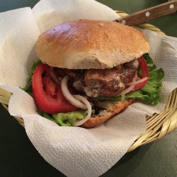 La hamburguesa de carnero estaba deliciosa, tenía cebolla caramelizada, tocino y mostaza Dijon.
