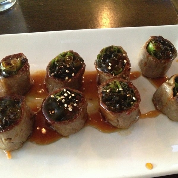 รูปภาพถ่ายที่ Reiki Sushi &amp; Asian Bistro โดย Jennifer M. เมื่อ 5/17/2013
