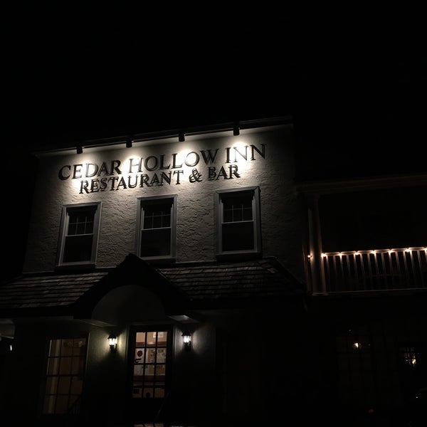 รูปภาพถ่ายที่ Cedar Hollow Inn Restaurant &amp; Bar โดย Hamid A. เมื่อ 8/21/2019