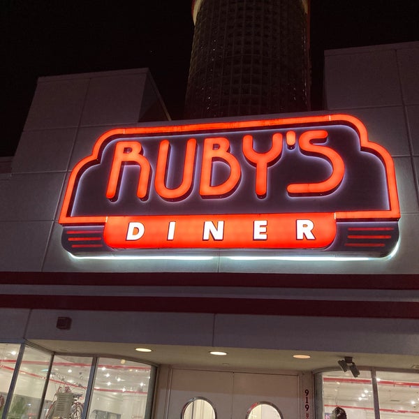รูปภาพถ่ายที่ Ruby&#39;s Diner โดย Hamid A. เมื่อ 12/6/2020