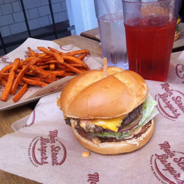 Das Foto wurde bei Main Street Burgers von Alex B. am 6/16/2013 aufgenommen