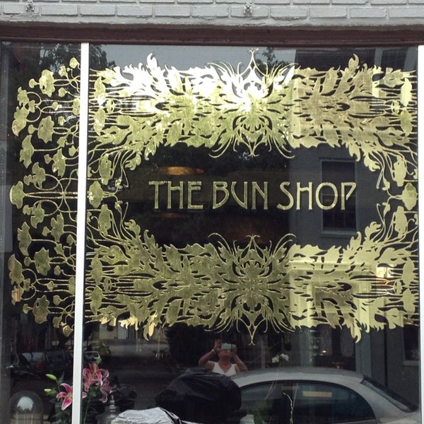 รูปภาพถ่ายที่ The Bun Shop โดย CJ F. เมื่อ 7/3/2013