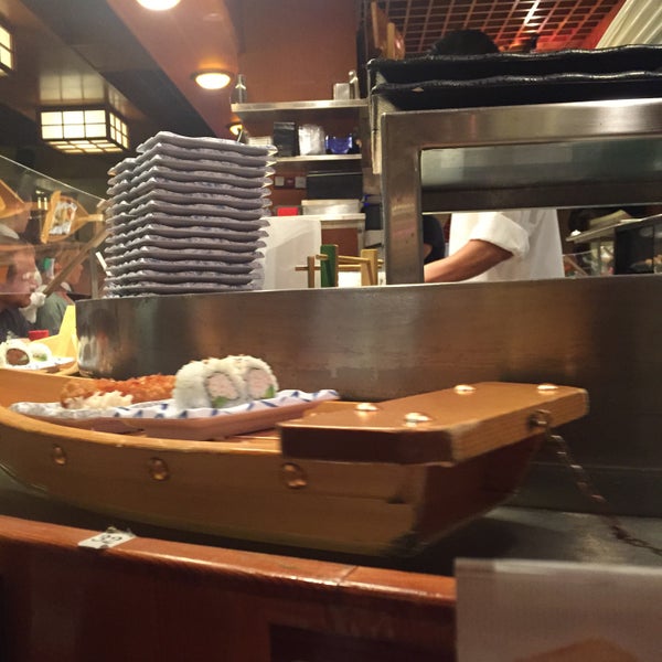 Foto diambil di Sushi Boat oleh Leo P. pada 10/30/2015