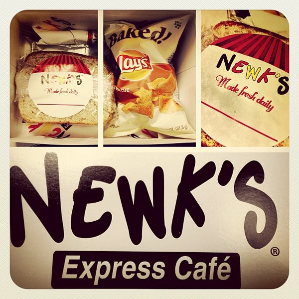 รูปภาพถ่ายที่ Newk&#39;s Express Cafe โดย JAY J. เมื่อ 9/22/2012