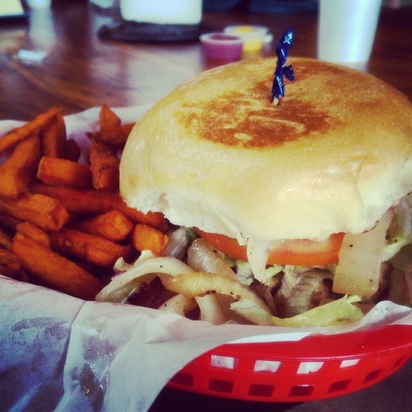 Foto scattata a Moonies Burger House da JAY J. il 8/17/2014