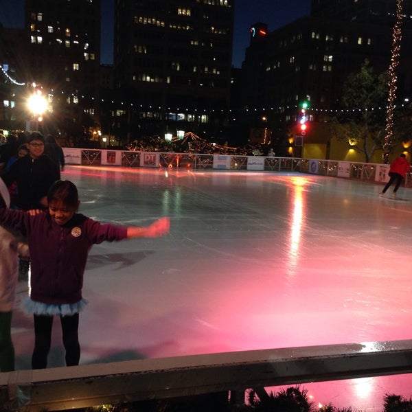 Foto diambil di Pershing Square Downtown On Ice oleh Jeff A. pada 12/31/2013