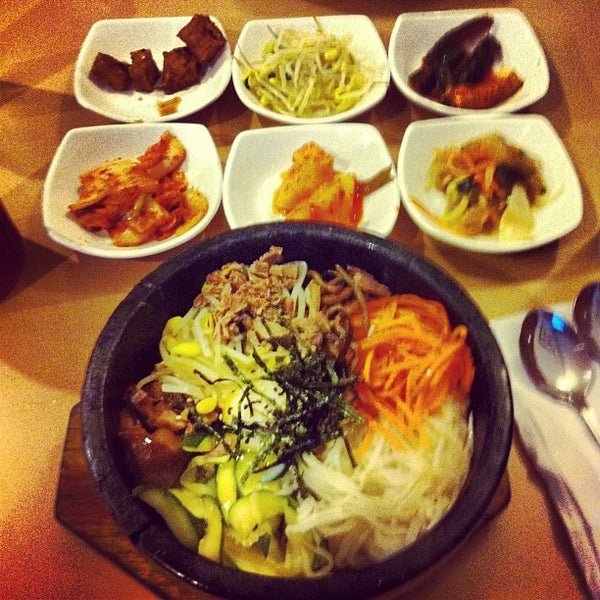 Foto tirada no(a) Sushi Cafe &amp; Shilla Korean Restaurant por Gisselle J. em 2/3/2013