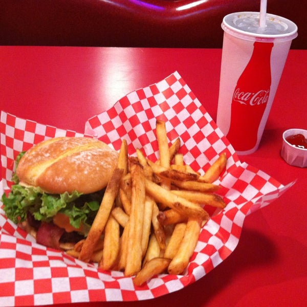 รูปภาพถ่ายที่ Teddy&#39;s Bigger Burgers โดย Matt D. เมื่อ 1/25/2013