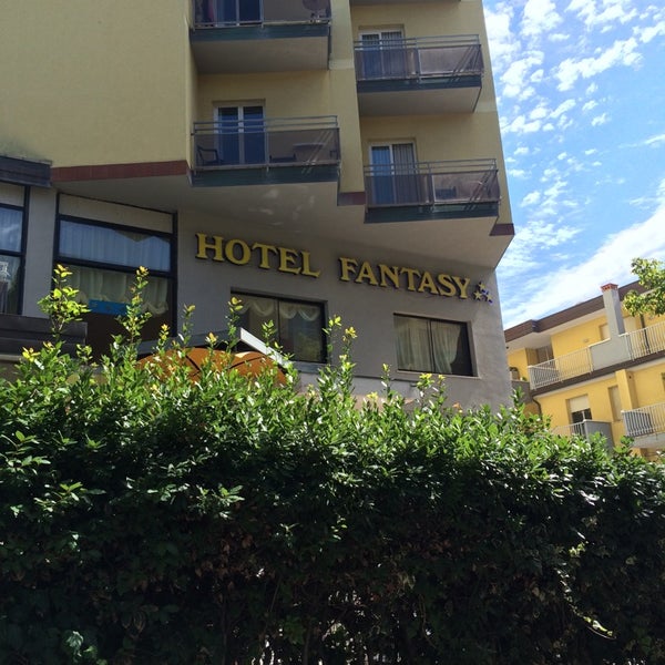 Das Foto wurde bei Fantasy Hotel 3 stelle Rimini centro von Grisha O. am 7/31/2014 aufgenommen