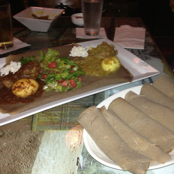 Снимок сделан в Queen of Sheba Ethiopian Restaurant пользователем Ashley Y. 8/15/2013