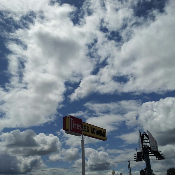 Les Schwab Tire Center Automotive Repair Shop in McMinnville