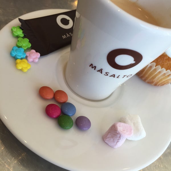Foto tirada no(a) M-Joy Cupcakes por Michael S. em 10/31/2015