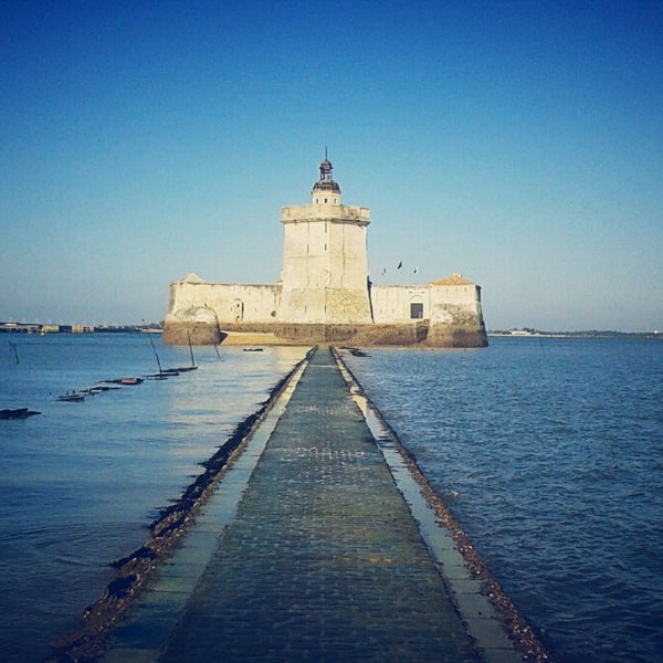 Foto tirada no(a) Fort Louvois por Laetitia P. em 7/14/2014