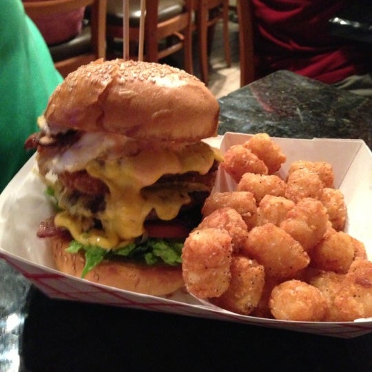 Foto tirada no(a) Charm City Burger Company por Paige em 10/5/2012