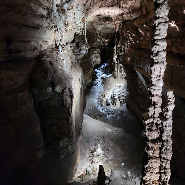 Foto tirada no(a) Natural Bridge Caverns por Millisent F. em 1/21/2021