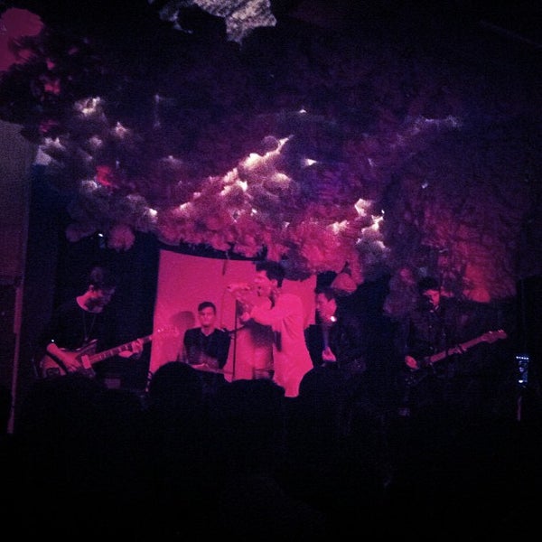 Photo taken at Glasslands Gallery by Leigh A. on 1/15/2013