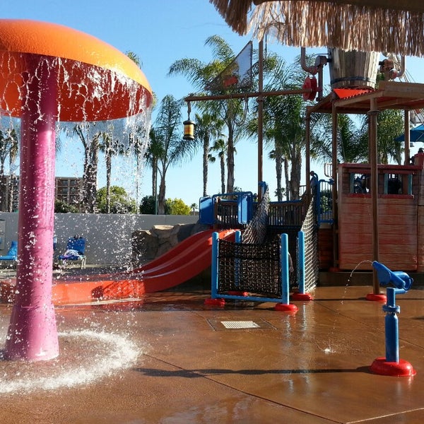4/20/2013 tarihinde Robert J.ziyaretçi tarafından Howard Johnson Anaheim Hotel and Water Playground'de çekilen fotoğraf