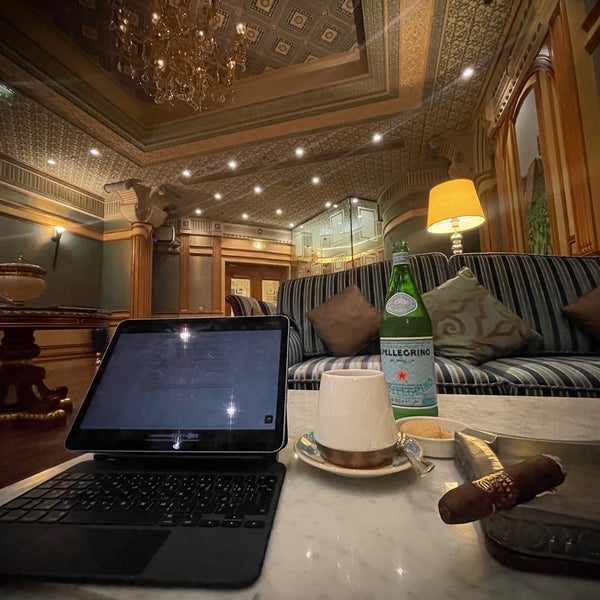 4/24/2023 tarihinde Ahmed A.ziyaretçi tarafından Turquoise Cigar Lounge - Ritz Carlton'de çekilen fotoğraf