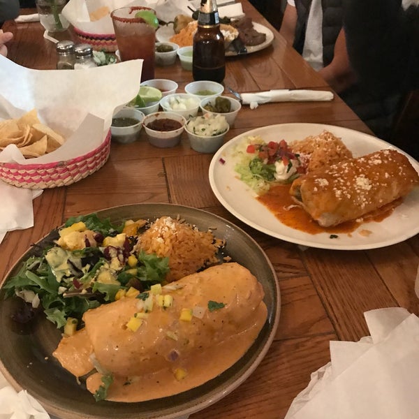 Foto tirada no(a) Los Agaves Restaurant por christina s. em 3/10/2018