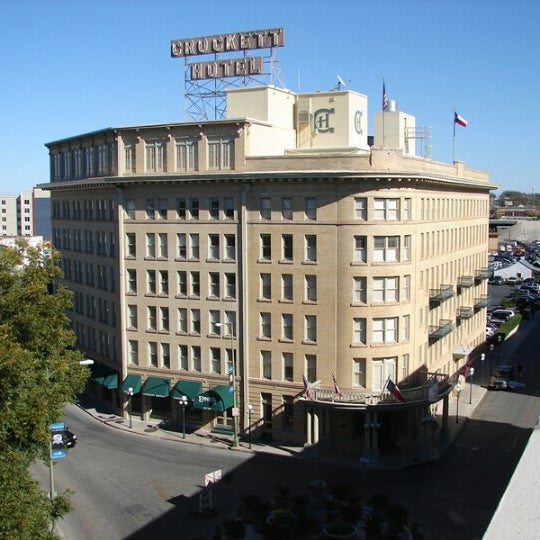 รูปภาพถ่ายที่ The Historic Crockett Hotel โดย The San Antonio R. เมื่อ 10/26/2012