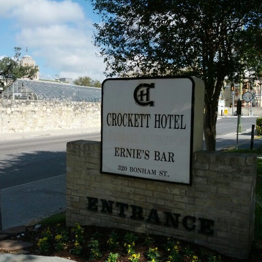 รูปภาพถ่ายที่ The Historic Crockett Hotel โดย The San Antonio R. เมื่อ 10/31/2012