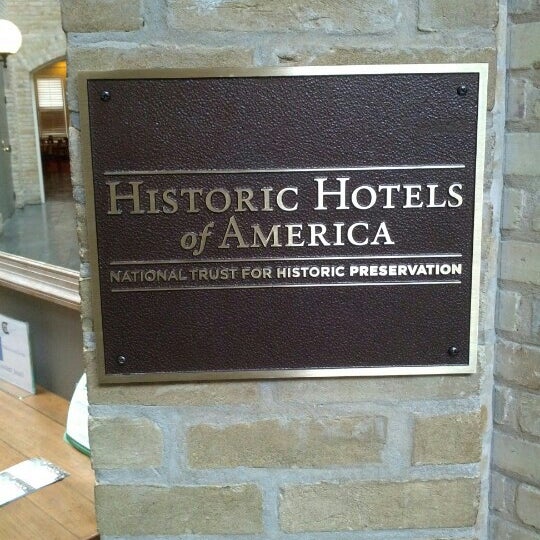 รูปภาพถ่ายที่ The Historic Crockett Hotel โดย The San Antonio R. เมื่อ 10/9/2012