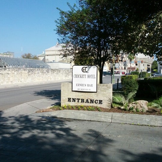 รูปภาพถ่ายที่ The Historic Crockett Hotel โดย The San Antonio R. เมื่อ 12/6/2012
