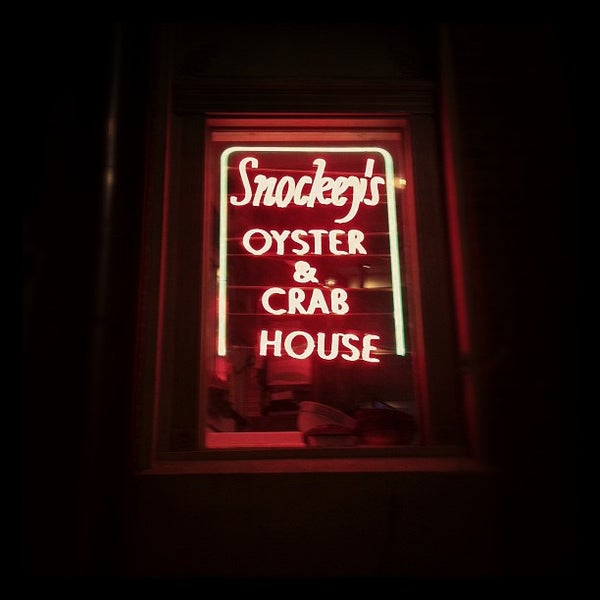 Foto scattata a Snockey&#39;s Oyster &amp; Crab House da Ron C. il 10/4/2012