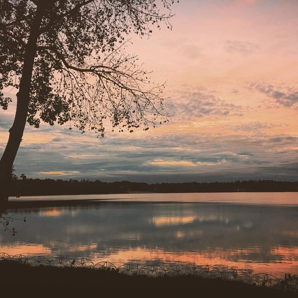 10/24/2015 tarihinde StunnerJziyaretçi tarafından Windows On The Lake'de çekilen fotoğraf