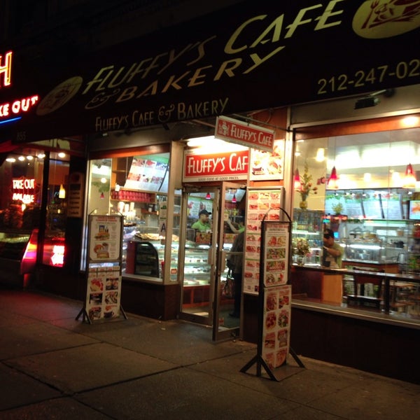 Foto tomada en Fluffy&#39;s Cafe &amp; Pizzeria  por Kenneth M. el 11/8/2014