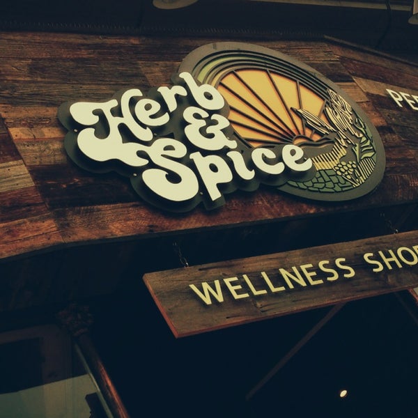 9/26/2013 tarihinde Xander S.ziyaretçi tarafından Herb &amp; Spice Wellness Shop'de çekilen fotoğraf