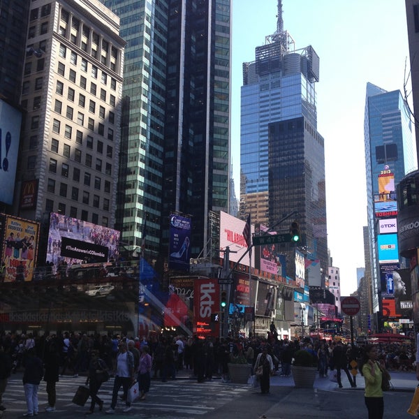 Foto diambil di Broadway @ Times Square Hotel oleh Leandro D. pada 4/26/2013