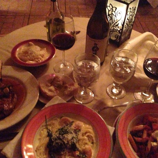 Das Foto wurde bei Nino&#39;s Italian Restaurant von Katherine H. am 9/16/2013 aufgenommen