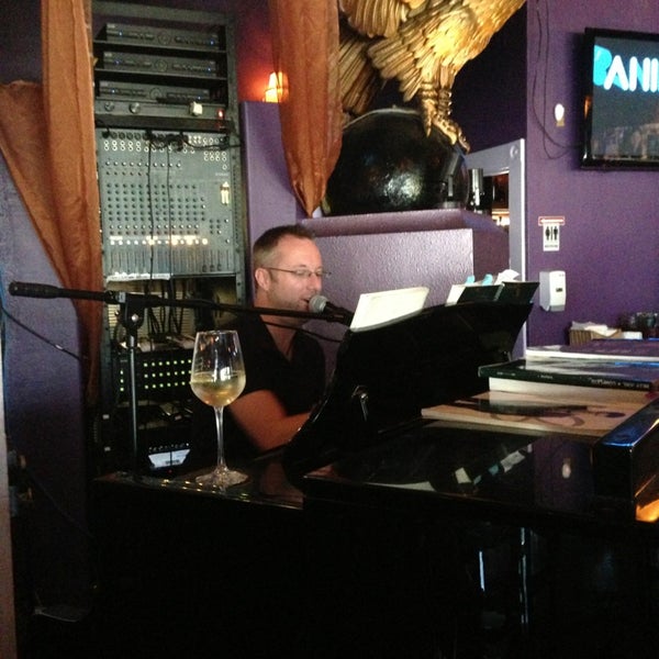 9/14/2013 tarihinde Selena D.ziyaretçi tarafından Paradise Bar &amp; Restaurant'de çekilen fotoğraf