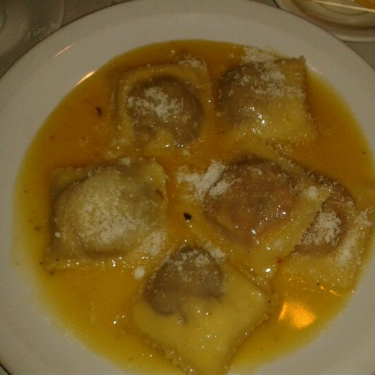 Raviolones de queso, tomates secos , rucula con salsa a la manteca negra y miel. Buenísimos