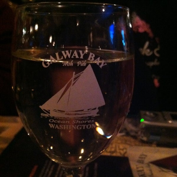 รูปภาพถ่ายที่ Galway Bay Irish Restaurant &amp; Pub โดย Emylee เมื่อ 2/24/2013