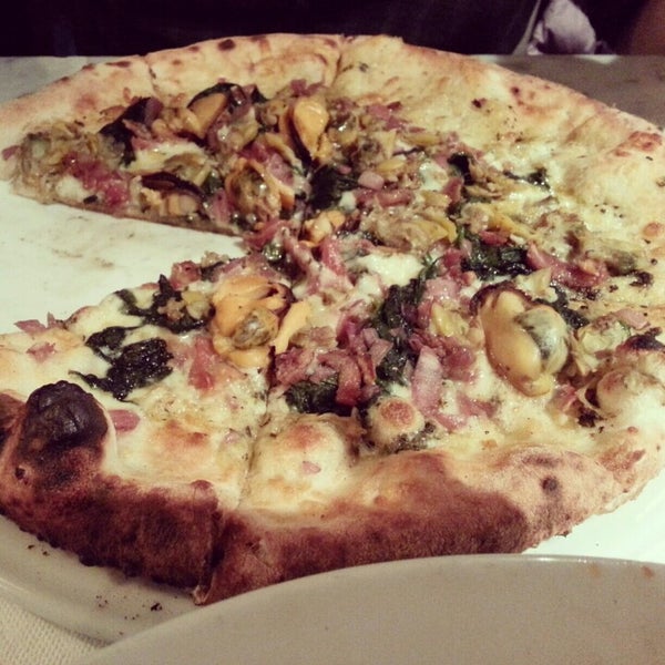 1/1/2013 tarihinde Esther A.ziyaretçi tarafından Bravo! Pizzeria &amp; Grill'de çekilen fotoğraf