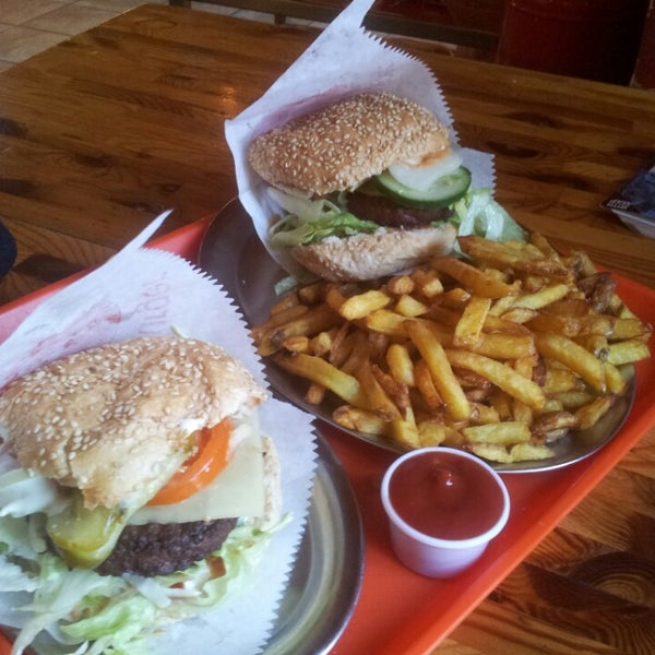 3/1/2013 tarihinde Giggi M.ziyaretçi tarafından Yellow Sunshine Burger'de çekilen fotoğraf