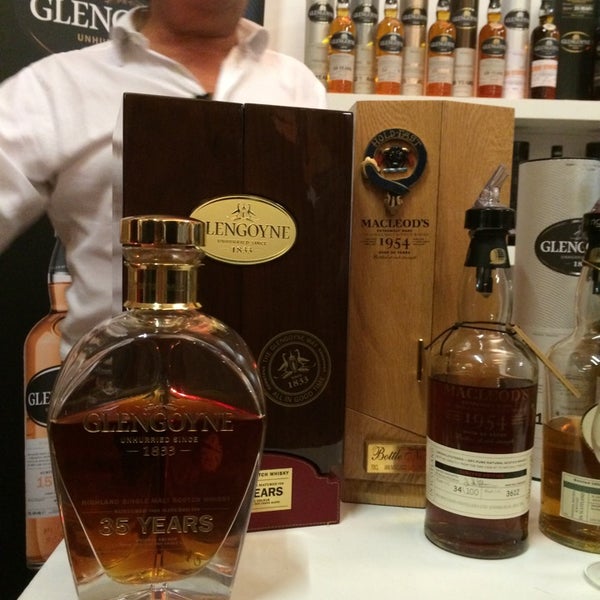 Photo taken at The Whisky Exchange by Los Sabores de Mexico y El Mundo on 10/5/2014