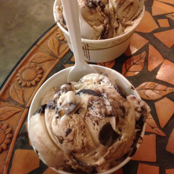 7/13/2014 tarihinde Steve H.ziyaretçi tarafından Holy Cow Ice Cream'de çekilen fotoğraf