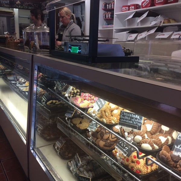 2/13/2016 tarihinde Apurva D.ziyaretçi tarafından Swiss Haus Bakery'de çekilen fotoğraf