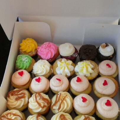 Foto scattata a Misha&#39;s Cupcakes da ☆ C a r m s ☆ il 11/8/2012