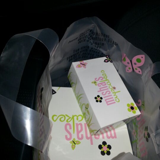 Foto scattata a Misha&#39;s Cupcakes da ☆ C a r m s ☆ il 12/1/2012