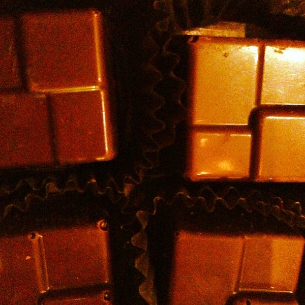 2/15/2013にJessica H.がNunu Chocolatesで撮った写真