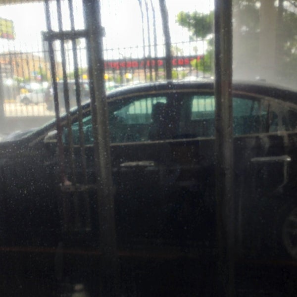 รูปภาพถ่ายที่ La Cienega Car Wash &amp; Oil Change โดย Jill S. เมื่อ 5/24/2013